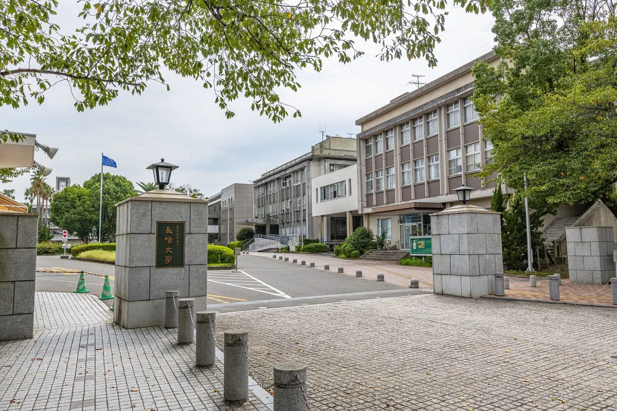 長崎大学の正門と校舎