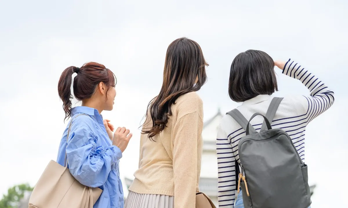 後ろ姿の女子大学生3人